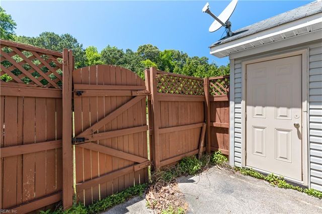 25 Hollis Wood DR, Hampton, VA 23666
