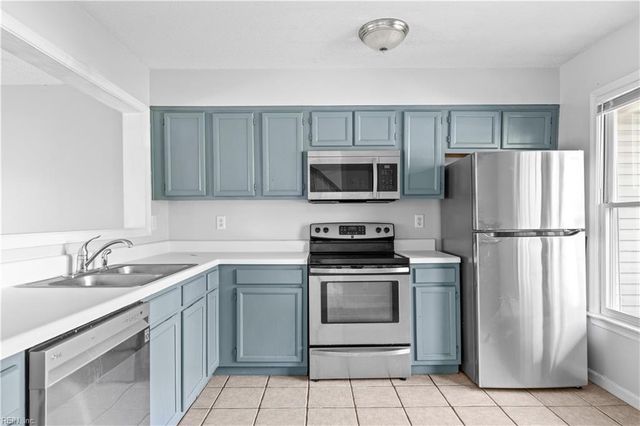 25 Hollis Wood DR, Hampton, VA 23666
