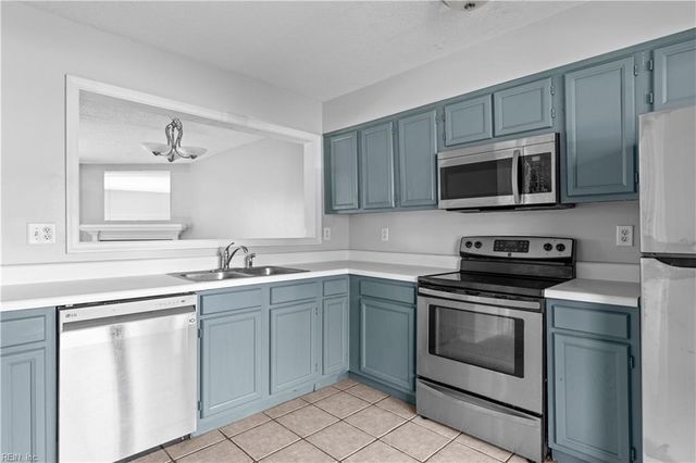 25 Hollis Wood DR, Hampton, VA 23666
