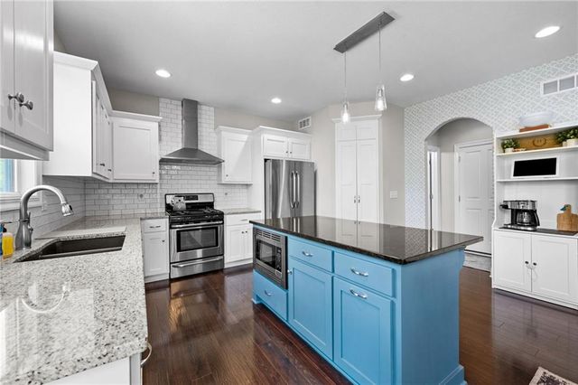 12621 CHARLOTTE Street, Kansas City, MO 64146