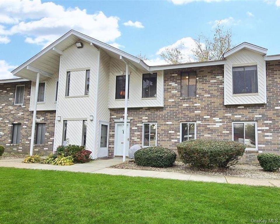 1 El Camino Court 1E, Coram, NY 11727