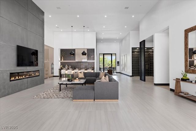 38 Skybird Court, Las Vegas, NV 89135