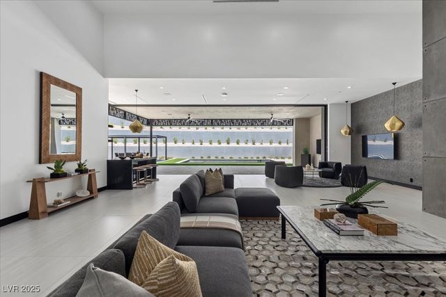 38 Skybird Court, Las Vegas, NV 89135