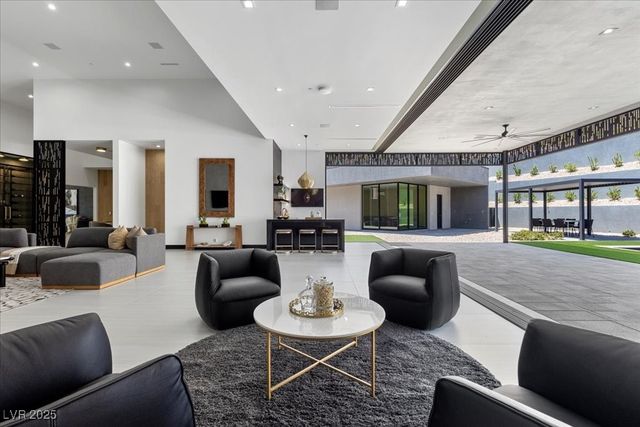 38 Skybird Court, Las Vegas, NV 89135