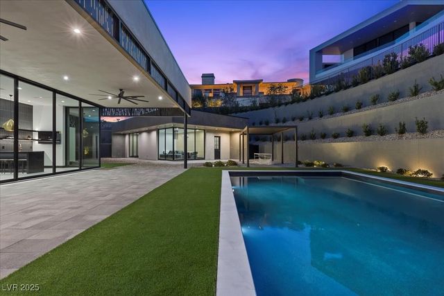 38 Skybird Court, Las Vegas, NV 89135