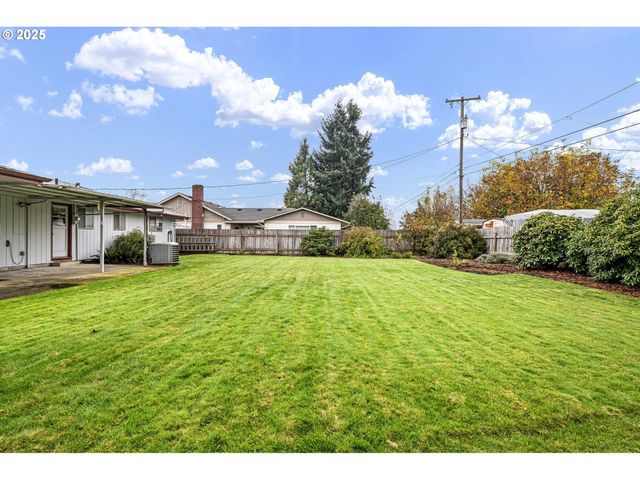 236 GREENVALE Dr, Springfield, OR 97477