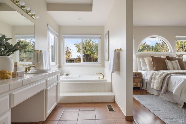 8814 Clothier Ln, Cotati, CA 94931