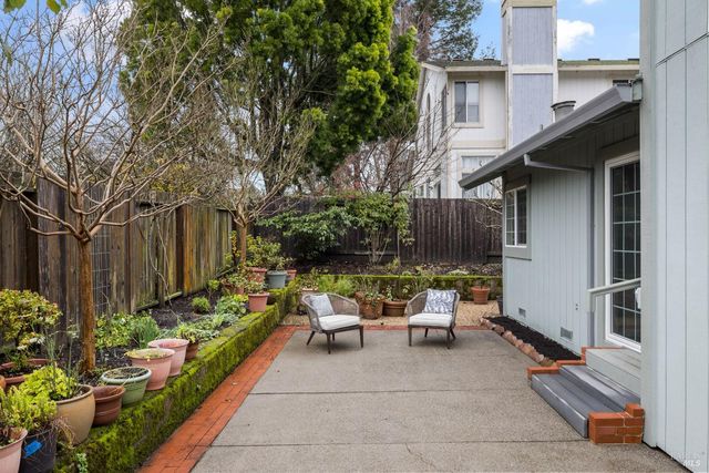 8814 Clothier Ln, Cotati, CA 94931