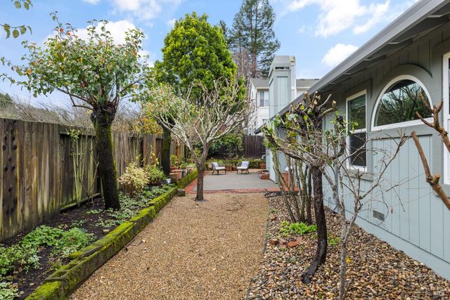 8814 Clothier Ln, Cotati, CA 94931