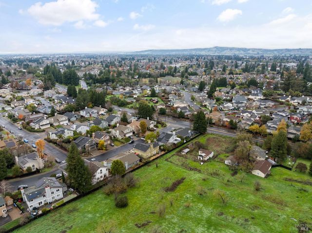 8814 Clothier Ln, Cotati, CA 94931