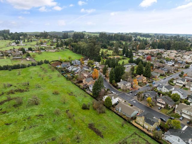 8814 Clothier Ln, Cotati, CA 94931
