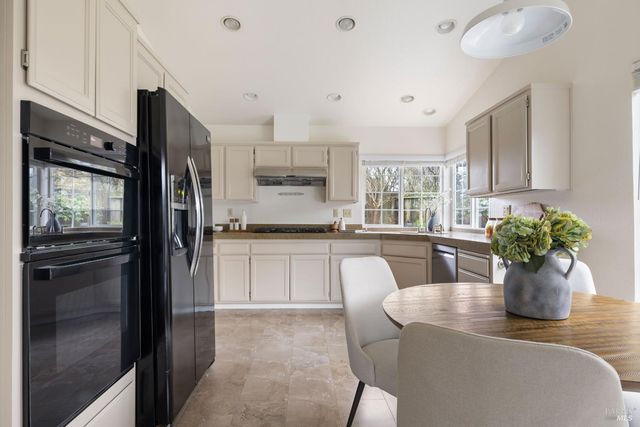 8814 Clothier Ln, Cotati, CA 94931