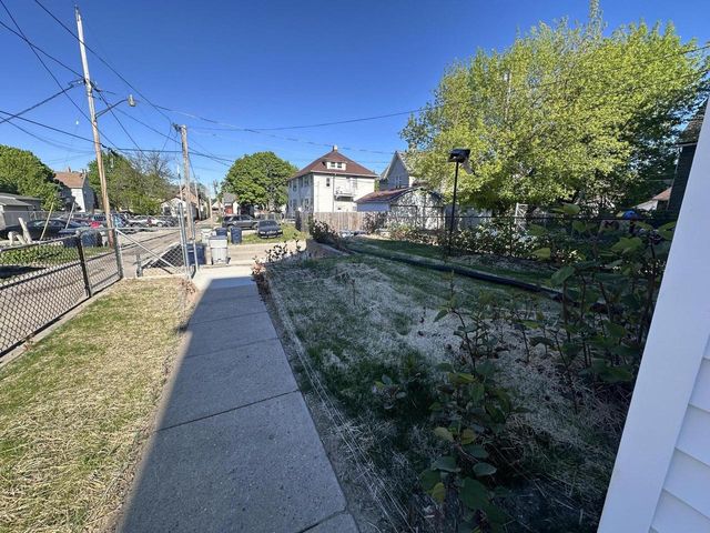 1221 24th STREET, Milwaukee, WI 53205
