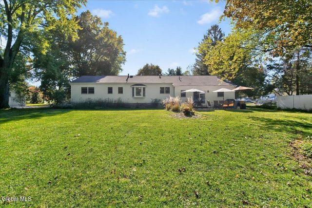 26 Valdepenas Lane, Clifton Park, NY 12065