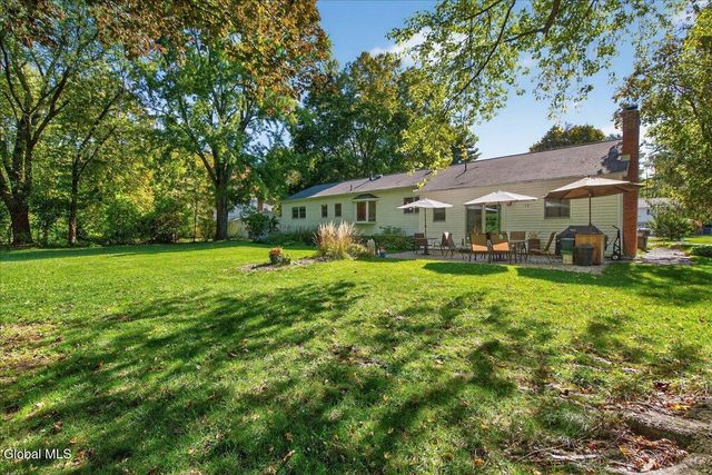 26 Valdepenas Lane, Clifton Park, NY 12065