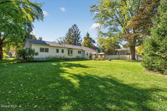 26 Valdepenas Lane, Clifton Park, NY 12065