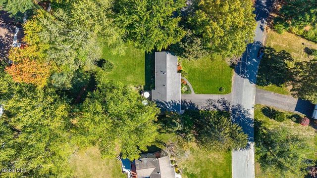 26 Valdepenas Lane, Clifton Park, NY 12065