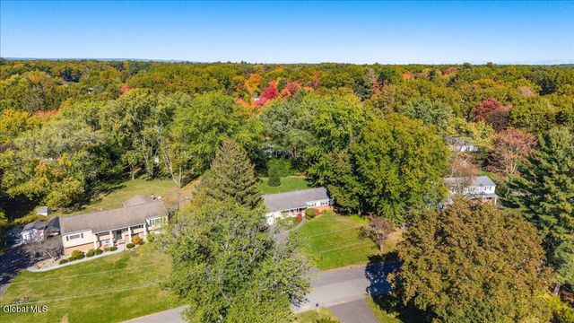 26 Valdepenas Lane, Clifton Park, NY 12065