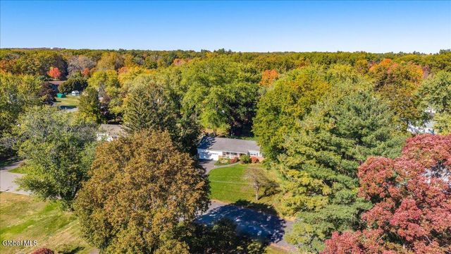 26 Valdepenas Lane, Clifton Park, NY 12065