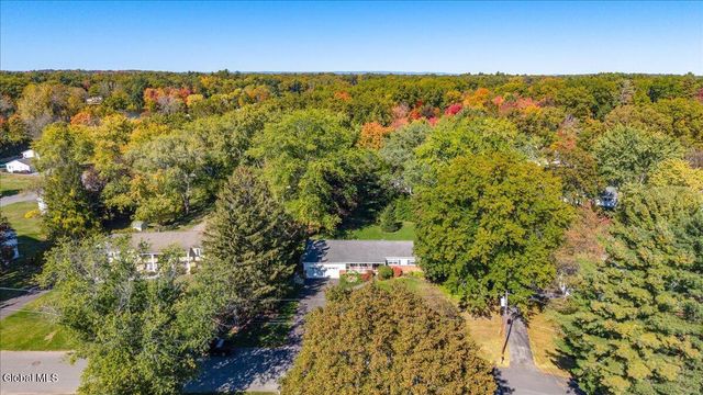 26 Valdepenas Lane, Clifton Park, NY 12065