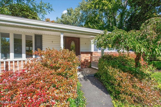 26 Valdepenas Lane, Clifton Park, NY 12065