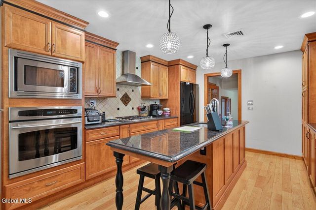 26 Valdepenas Lane, Clifton Park, NY 12065