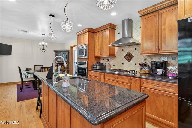 26 Valdepenas Lane, Clifton Park, NY 12065