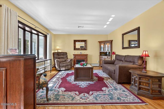 26 Valdepenas Lane, Clifton Park, NY 12065