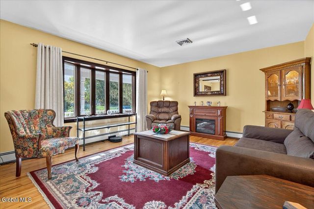 26 Valdepenas Lane, Clifton Park, NY 12065