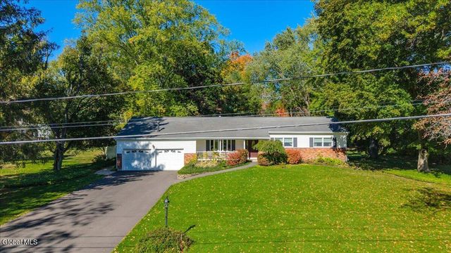 26 Valdepenas Lane, Clifton Park, NY 12065