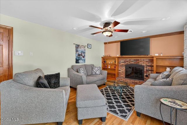 26 Valdepenas Lane, Clifton Park, NY 12065