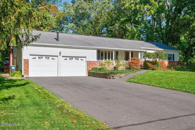 26 Valdepenas Lane, Clifton Park, NY 12065