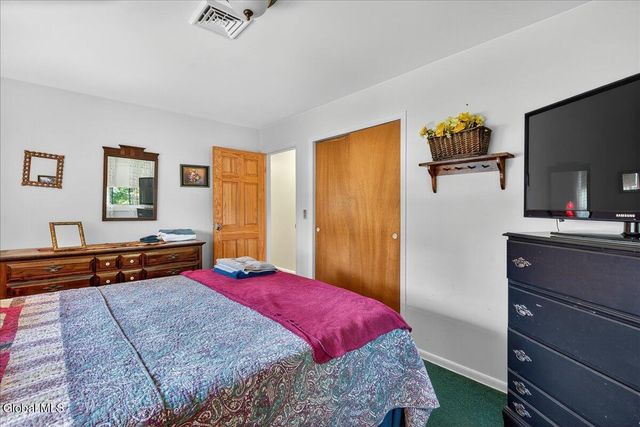 26 Valdepenas Lane, Clifton Park, NY 12065