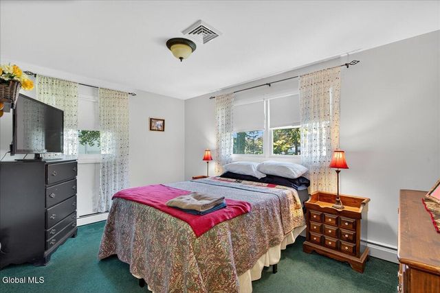 26 Valdepenas Lane, Clifton Park, NY 12065