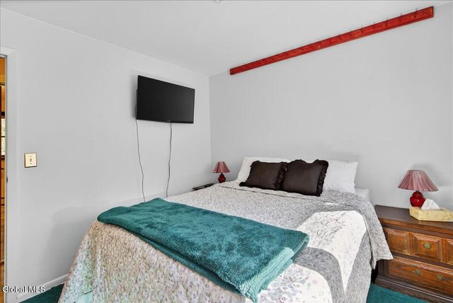 26 Valdepenas Lane, Clifton Park, NY 12065