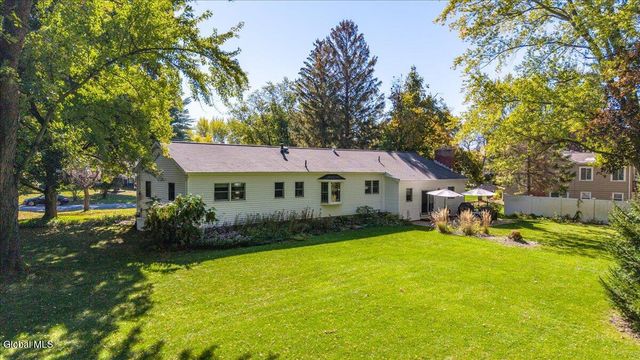 26 Valdepenas Lane, Clifton Park, NY 12065