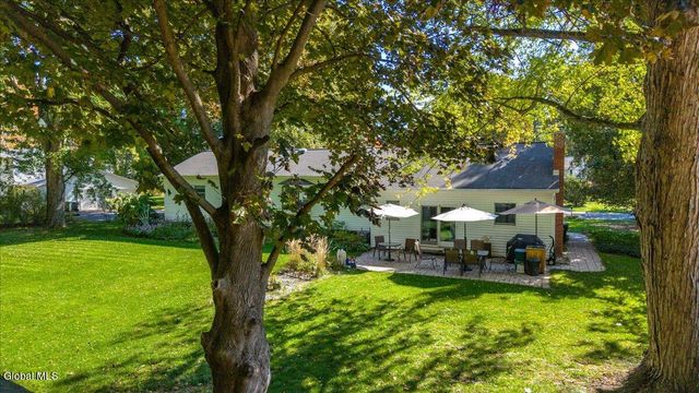 26 Valdepenas Lane, Clifton Park, NY 12065