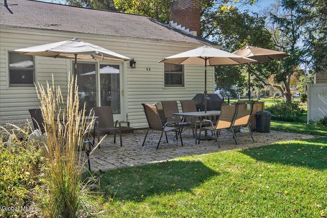 26 Valdepenas Lane, Clifton Park, NY 12065