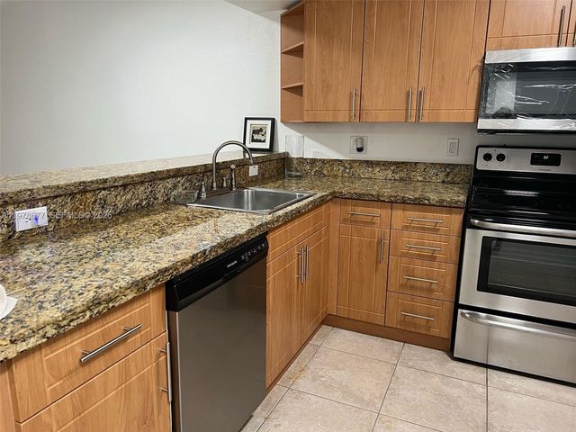 5221 Geneva Way 103, Doral, FL 33166