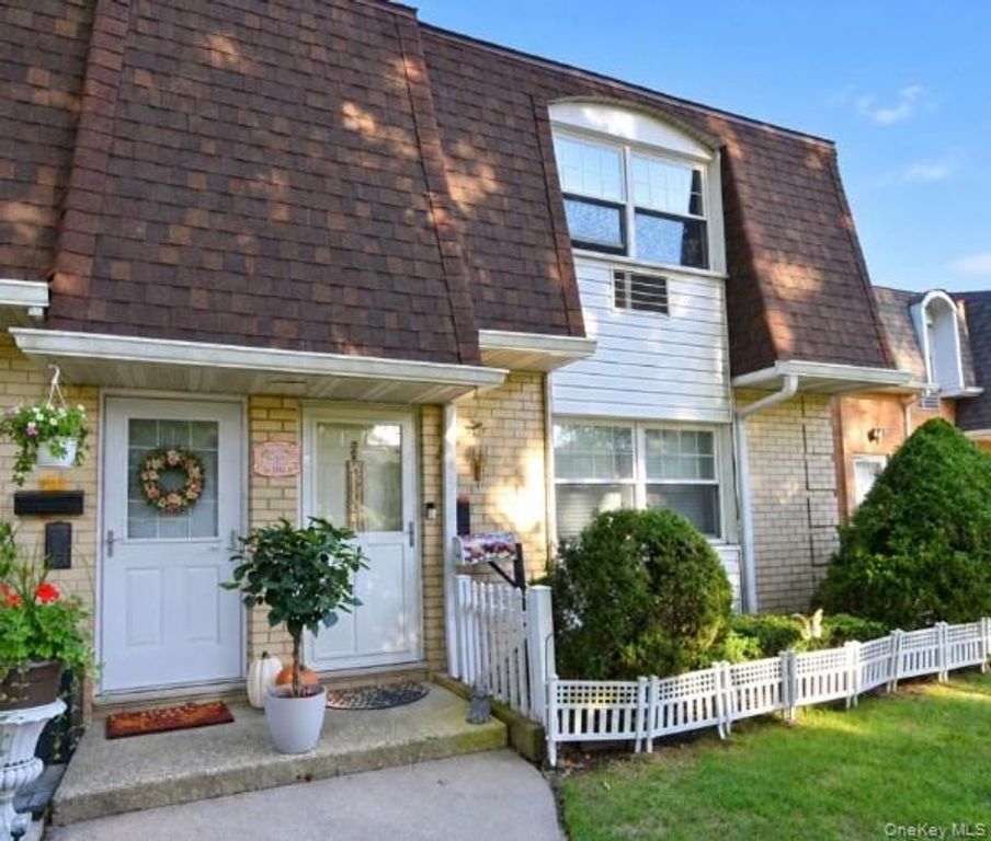 10 Glen Hollow Drive C56, Holtsville, NY 11742 — exterior