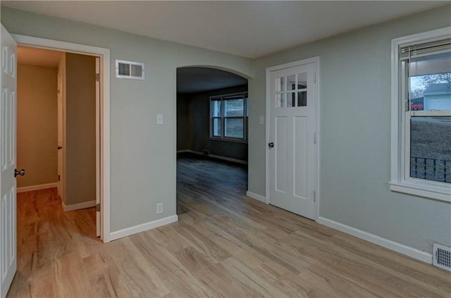 1204 E Salisbury Road, Independence, MO 64050