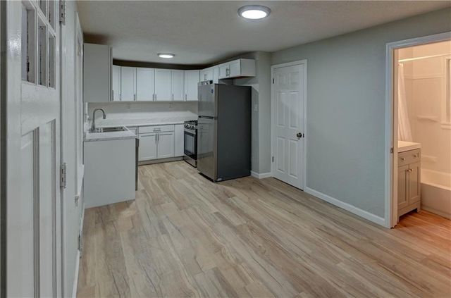 1204 E Salisbury Road, Independence, MO 64050