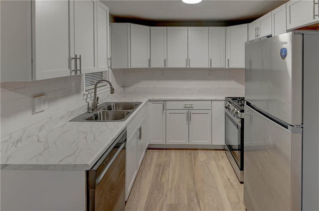 1204 E Salisbury Road, Independence, MO 64050