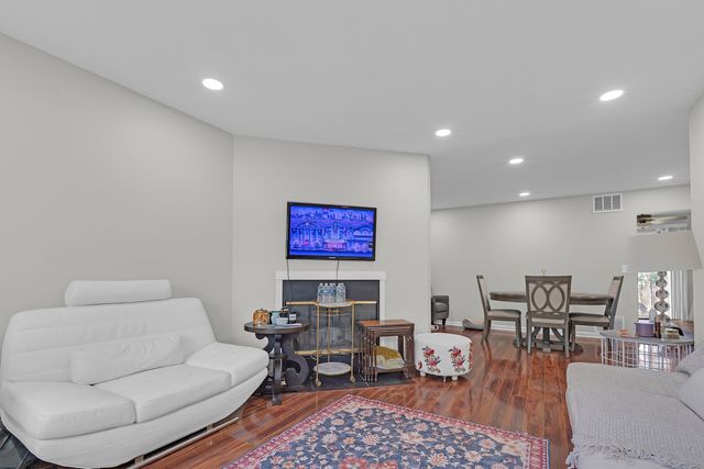 1916 Cheltenham Place, Schaumburg, IL 60194