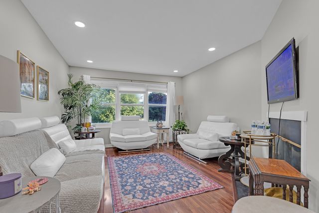 1916 Cheltenham Place, Schaumburg, IL 60194
