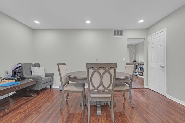1916 Cheltenham Place, Schaumburg, IL 60194