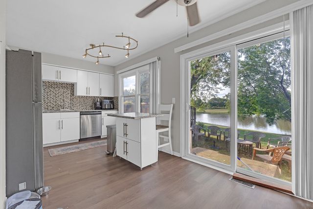 1916 Cheltenham Place, Schaumburg, IL 60194