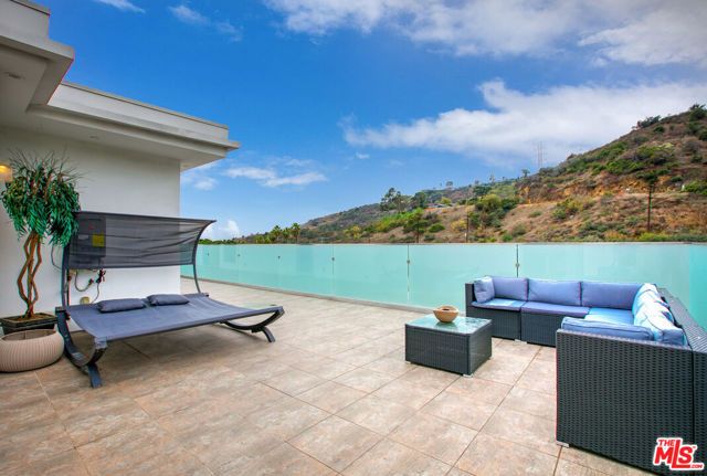 6696 Lakeridge Road, Los Angeles, CA 90068