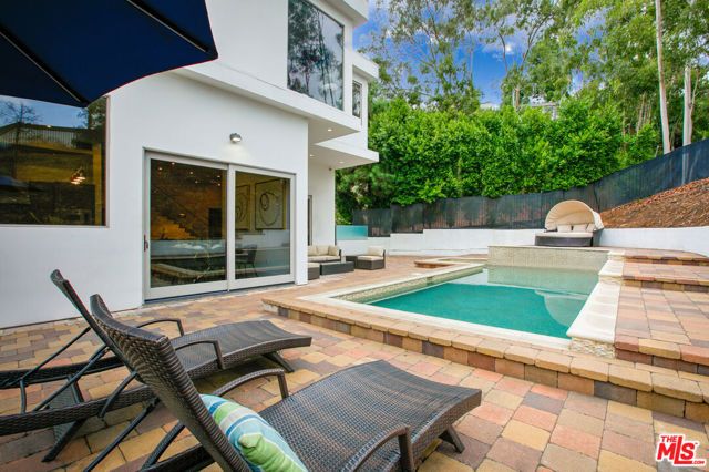 6696 Lakeridge Road, Los Angeles, CA 90068