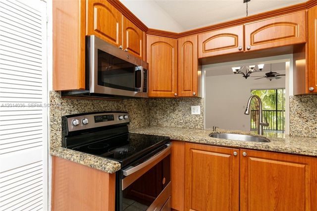 717 Gardens Dr 201, Pompano Beach, FL 33069